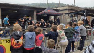 地元の子どもたちも興味津々