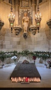 サグラダ ファミリア地下　ガウディのお墓