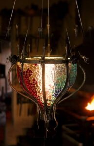 灯りがともるランプ